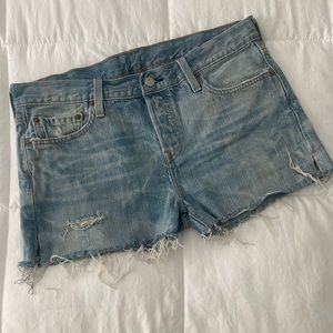 EUC women’s Levi’s 501 cutoff button fly shorts. Size 28